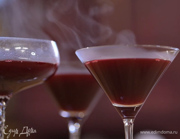 Процедить жидкость через сито, разлить в прозрачные бокалы и отправить застывать в холодильник на час-полтора.