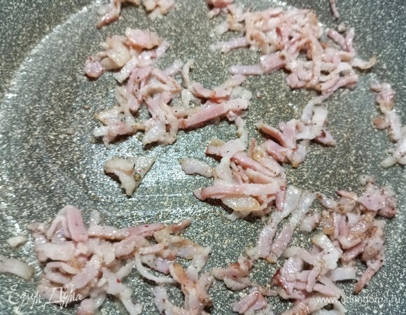 Бекон нарезать тонкой соломкой. Всыпать соль и перец. Слегка припустить.