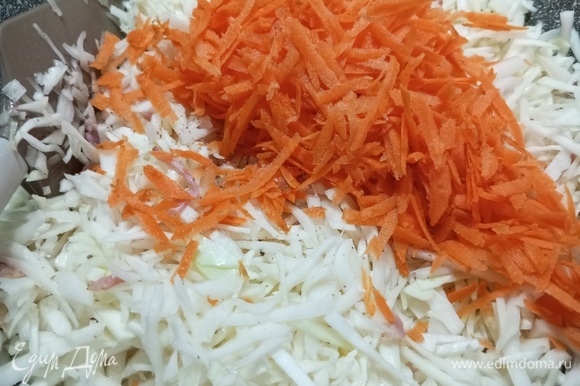 Добавить нашинкованную капусту и тертую морковь. Жарить, помешивая, на сильном огне 10–15 минут.