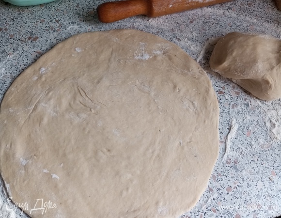 Подошедшее тесто разделить на две неравные части. Раскатать.