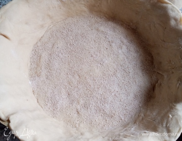 Большую выложить в форму диаметром 26 см. Сделать борта. Дно посыпать 1 ст. л панировочных сухарей.