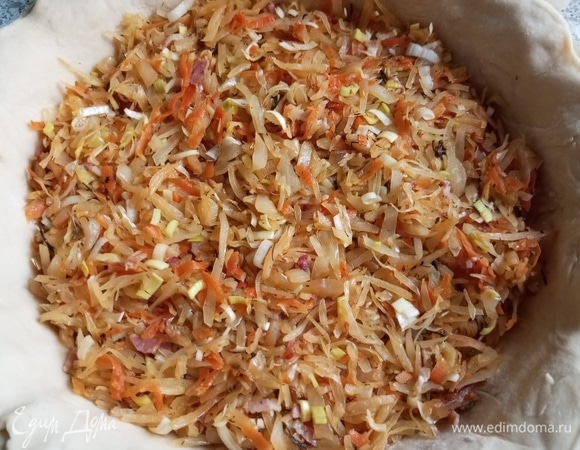 Выложить начинку, разровнять.