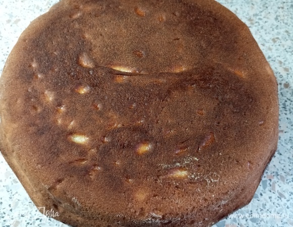 Готовый пирог накрыть тарелкой, перевернуть и, еще раз перевернув, переложить на блюдо. Нарезать порционно.