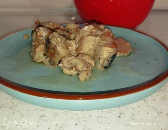 С сельди слить масло, размять вилкой.