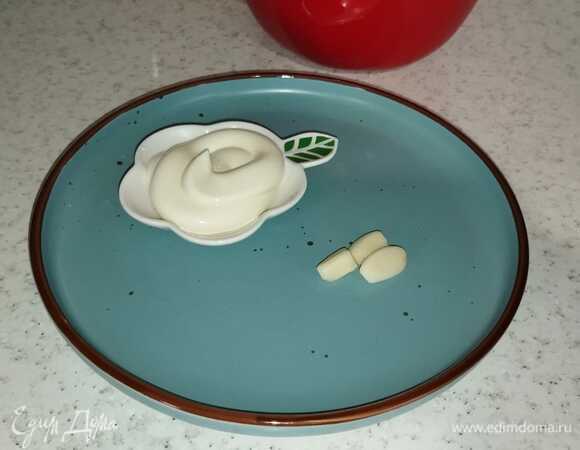 Добавить майонез, чеснок натереть на мелкой терке либо пропустить через пресс. Добавить соль, зелень по вкусу.