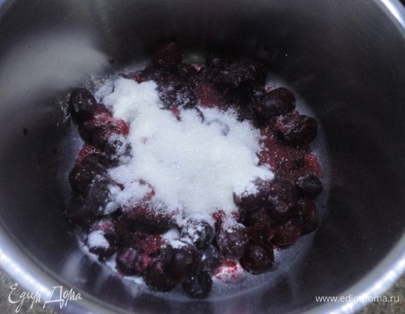 Смешать вишню с сахаром и крахмалом и оставить размораживаться.