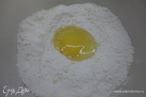 Холодное сливочное масло соединить в блендере с сахаром, ванильным сахаром, разрыхлителем и мукой и превратить в масляную крошку. Добавить яйцо и руками перетереть.