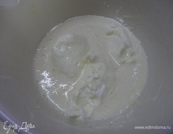 Подготавливаем творожную начинку: в миске взбить яйца с сахаром и ванильным сахаром и вылить к творожному сыру. Сливки смешать с крахмалом и взбить. Добавить к основной массе начинки и смешать блендером.