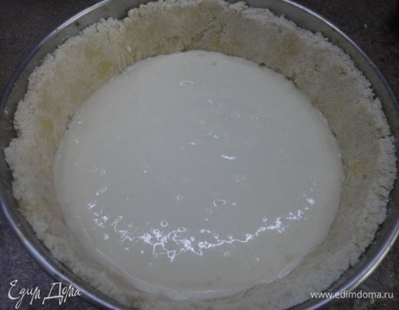 Выливаем творожную смесь на тесто и выпекаем при 180°C 45 минут.