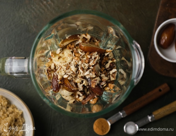 Соедините в чаше блендера киноа с бананом, грецкими орехами и финиками.