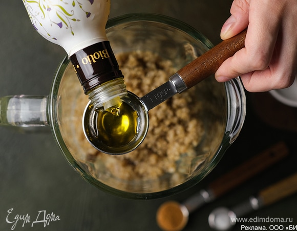 Влейте оставшиеся 200 мл воды, 2 ст. л. льняного масла Biolio.