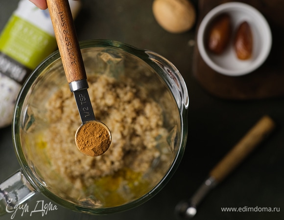 Добавьте молотую корицу и соль.