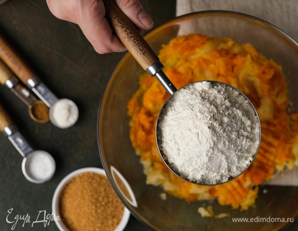 Всыпьте пшеничную муку, сахар, разрыхлитель, ванильный сахар, соль и корицу. С помощью лопатки замешайте мягкое тесто.
