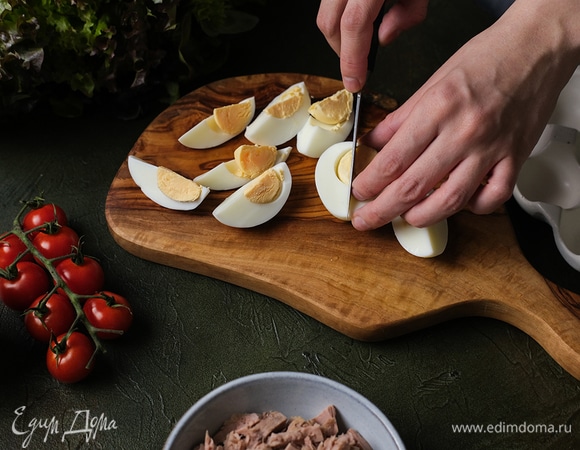 Отварите картофель и яйца. Очистите, нарежьте дольками.
