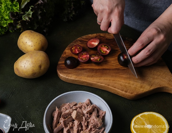 Помидоры черри разрежьте пополам. Салат нарежьте. С тунца слейте жидкость.