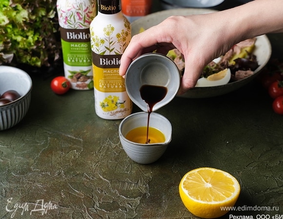 Смешайте сок половины лимона, горчичное масло Biolio и бальзамический соус.