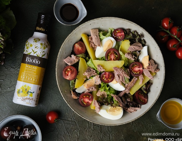 Далее разложите половинки черри, выложите кусочки филе тунца.