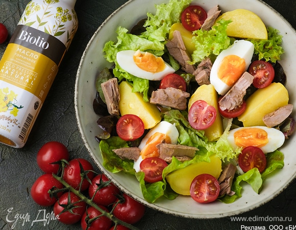 Полейте салат заправкой и подавайте к столу.