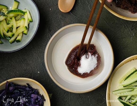 Рис промойте, залейте 400 мл воды, посолите и отварите до готовности. Смешайте корейскую перцовую пасту кочудян с водой и сахаром.