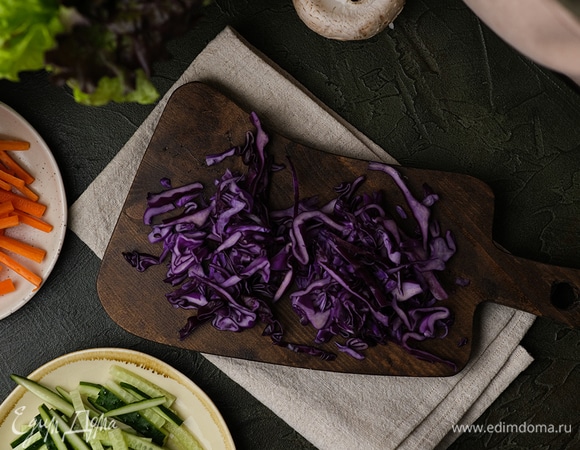 Нашинкуйте краснокочанную капусту.