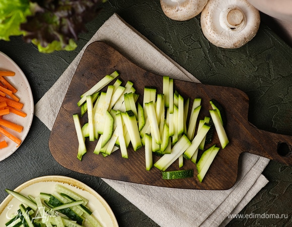 Морковь, свежий огурец и кабачок нарежьте соломкой.