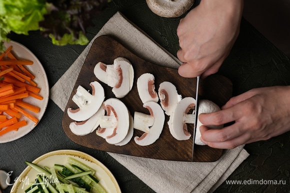 Шампиньоны нарежьте тонкими пластинами, салат и чеснок измельчите по отдельности.
