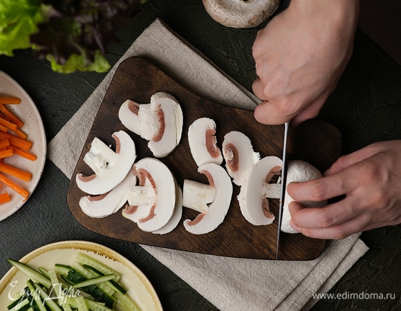 Шампиньоны нарежьте тонкими пластинами, салат и чеснок измельчите по отдельности.