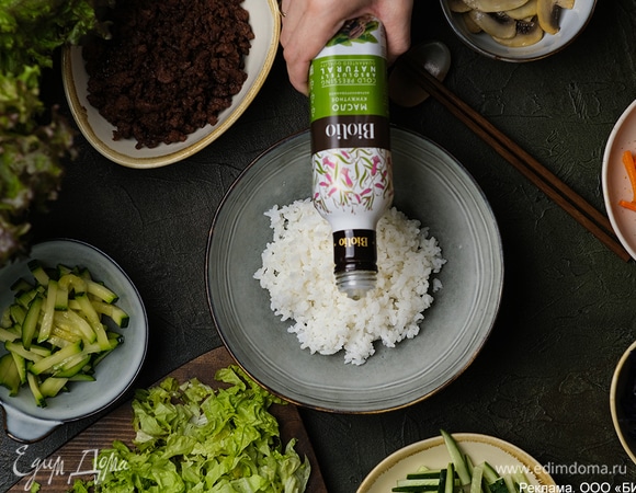 В миски разложите вареный рис, полейте его кунжутным маслом Biolio.
