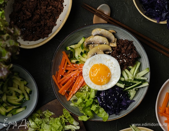 Украсьте каждую порцию глазуньей и кунжутными семечками.