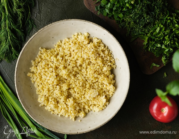 Булгур промойте, залейте 200 мл воды и отварите до готовности. Остудите и переложите в глубокую миску.