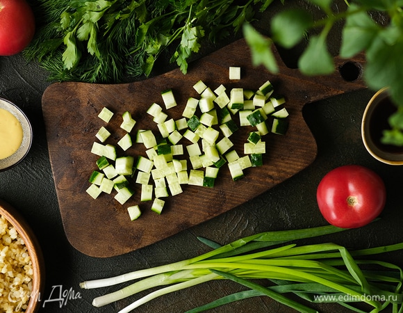 Огурцы и помидоры нарежьте одинаковыми кубиками со стороной 0,5 см. Добавьте нарезку к крупе.