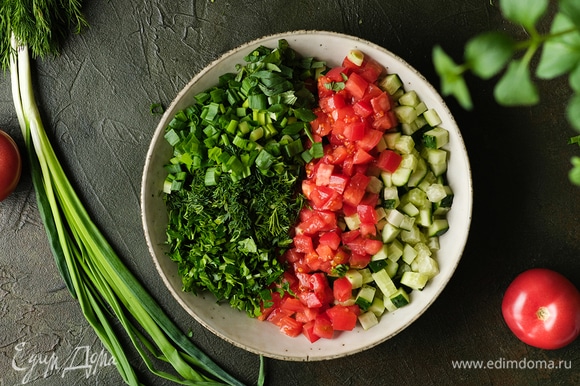 Петрушку, укроп, зеленый лук и мяту измельчите и смешайте с овощами и булгуром.