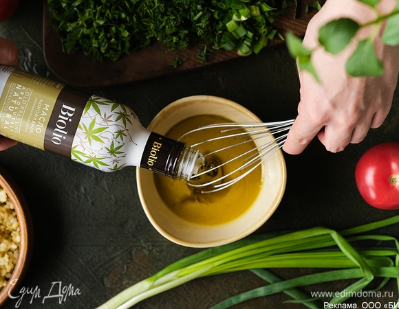 Для заправки взбейте винный уксус с дижонской горчицей, солью и перцем. Тонкой струйкой влейте конопляное масло Biolio, продолжая непрерывно помешивать.