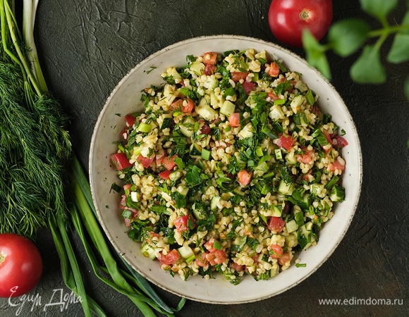 Заправьте салат и подавайте.