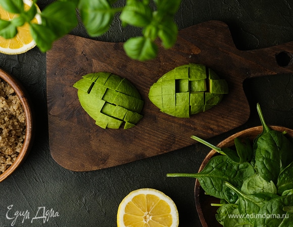 Нарежьте огурец, яблоко и авокадо кубиками со стороной 2 см. По желанию с огурца и яблока можно удалить кожицу.