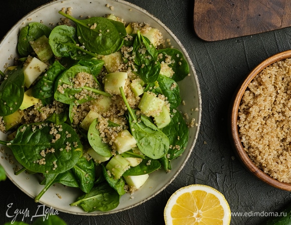 Смешайте нарезку со шпинатом и киноа.