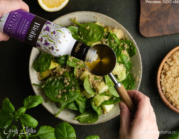 Выжмите сок из половинки лимона и соедините его с маслом расторопши Biolio. Посолите по вкусу.
