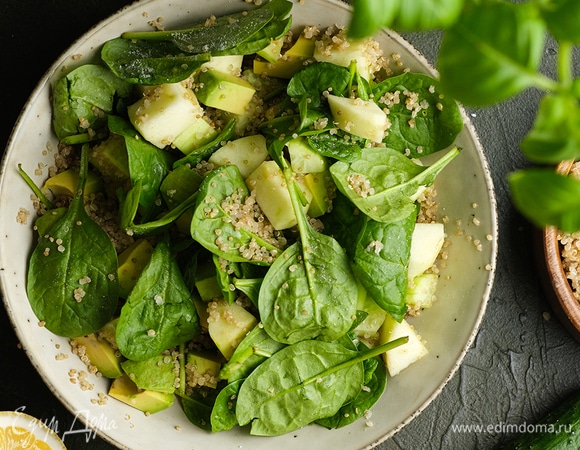 Заправьте салат и подавайте.