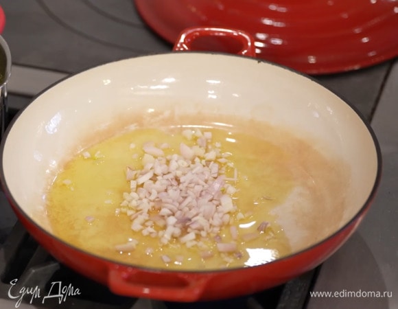 Разогреть в тяжелом сотейнике оливковое масло и обжарить лук до прозрачности.