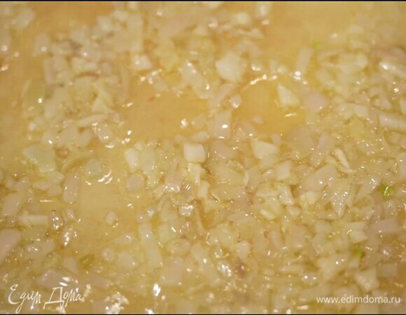 Чеснок почистить, мелко порубить, добавить в сотейник и обжарить.