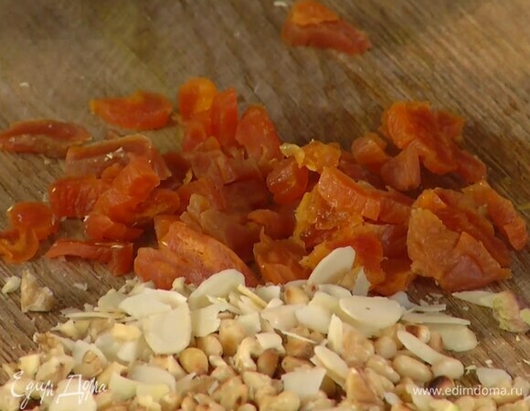 Курагу мелко нарезать.