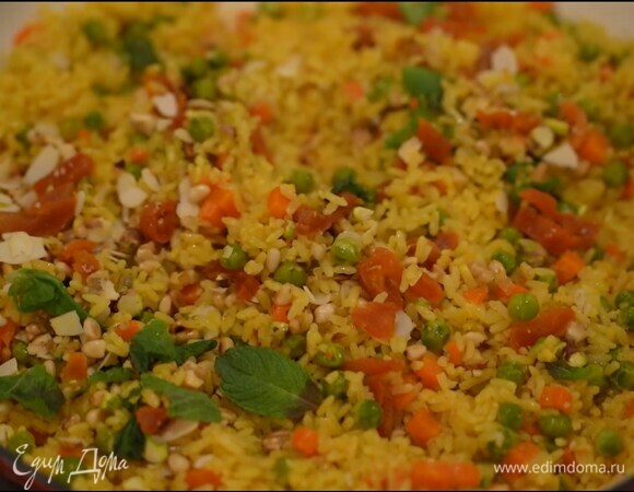 Готовый рис посыпать орехами, курагой и порванной руками мятой.