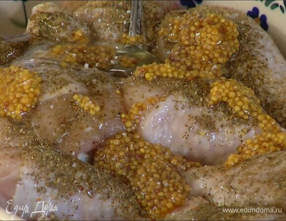 Куриные голени выложить в жаропрочную керамическую форму, полить оливковым маслом, медом, уксусом, смазать горчицей, посыпать хмели-сунели и чили, посолить, поперчить и слегка втереть.