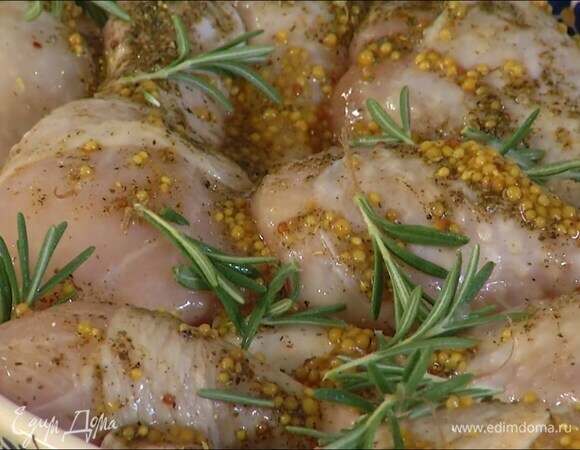 Посыпать курицу половиной листьев розмарина и дать постоять при комнатной температуре 15–20 минут.