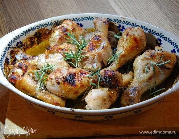 Готовую курицу посыпать оставшимися листьями розмарина.