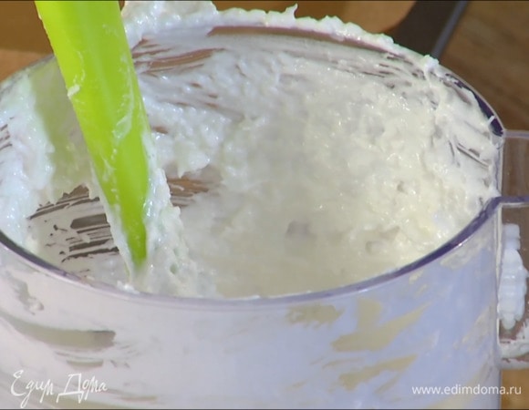 Кокосовую стружку всыпать во взбитые белки и перемешать лопаткой.
