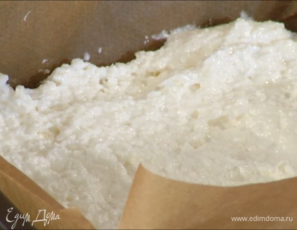 Квадратную форму выстелить бумагой для выпечки, равномерно разложить белковую массу и выпекать в разогретой духовке 20 минут.