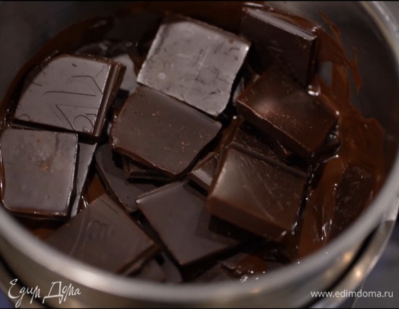 Приготовить крем: шоколад поломать небольшими кусочками и растопить на водяной бане, затем слегка остудить.
