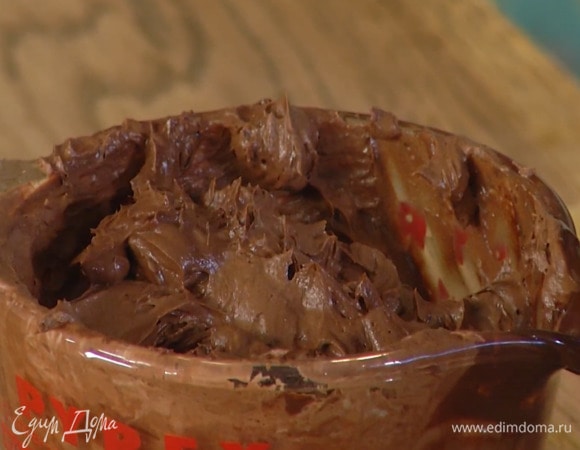 Сливки взбить блендером с насадкой-венчиком в густую массу, тонкой струйкой влить часть растопленного шоколада и вымешать венчиком, затем переложить массу в оставшийся шоколад и перемешать.