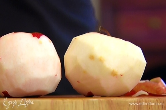 Яблоки очистить от кожуры и, удалив сердцевину, нарезать маленькими кусочками.
